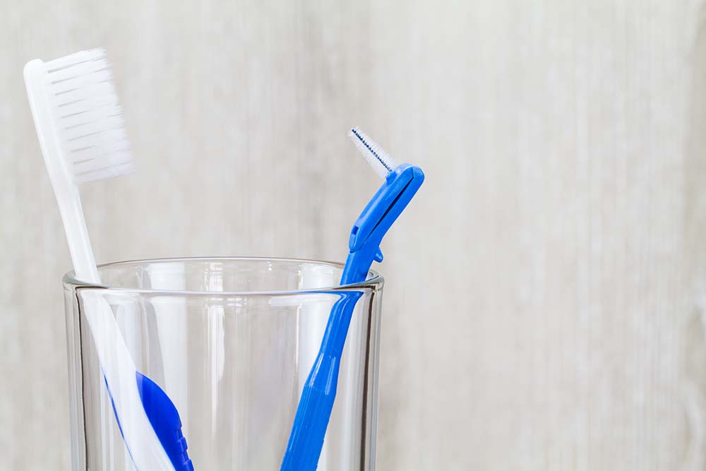 Cepillo interdental y cepillo dental para limpieza de implantes