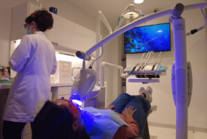 Dientes blancos con la lámpara Philips Zoom