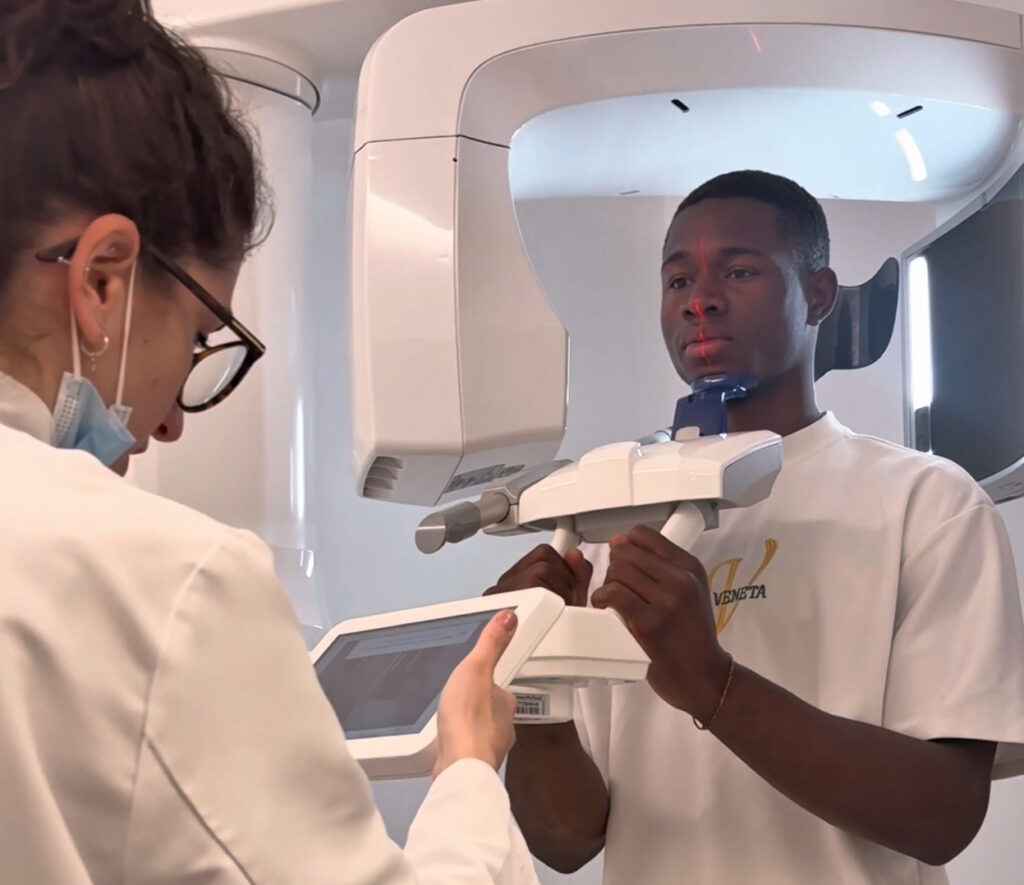 Visita de Christian Kofane a la clínica PLA dental en Albacete