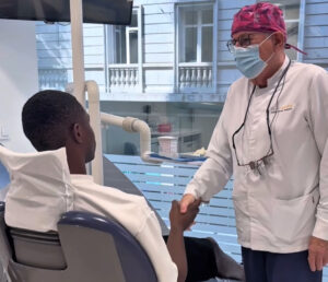 Christian Kofane junto al doctor Rafael PLÁ.