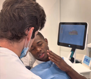 Visita de Christian Kofane a la clínica PLA dental en Albacete