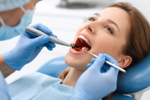 Paciente tranquila durante la colocación de un implante dental en clínica, procedimiento realizado con anestesia local.v